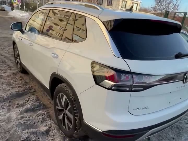 Белый Volkswagen Tayron, доставленный клиенту в Москву